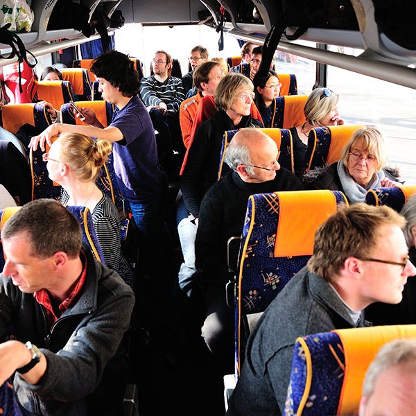 Bild: Sänger und Musiker im Bus
